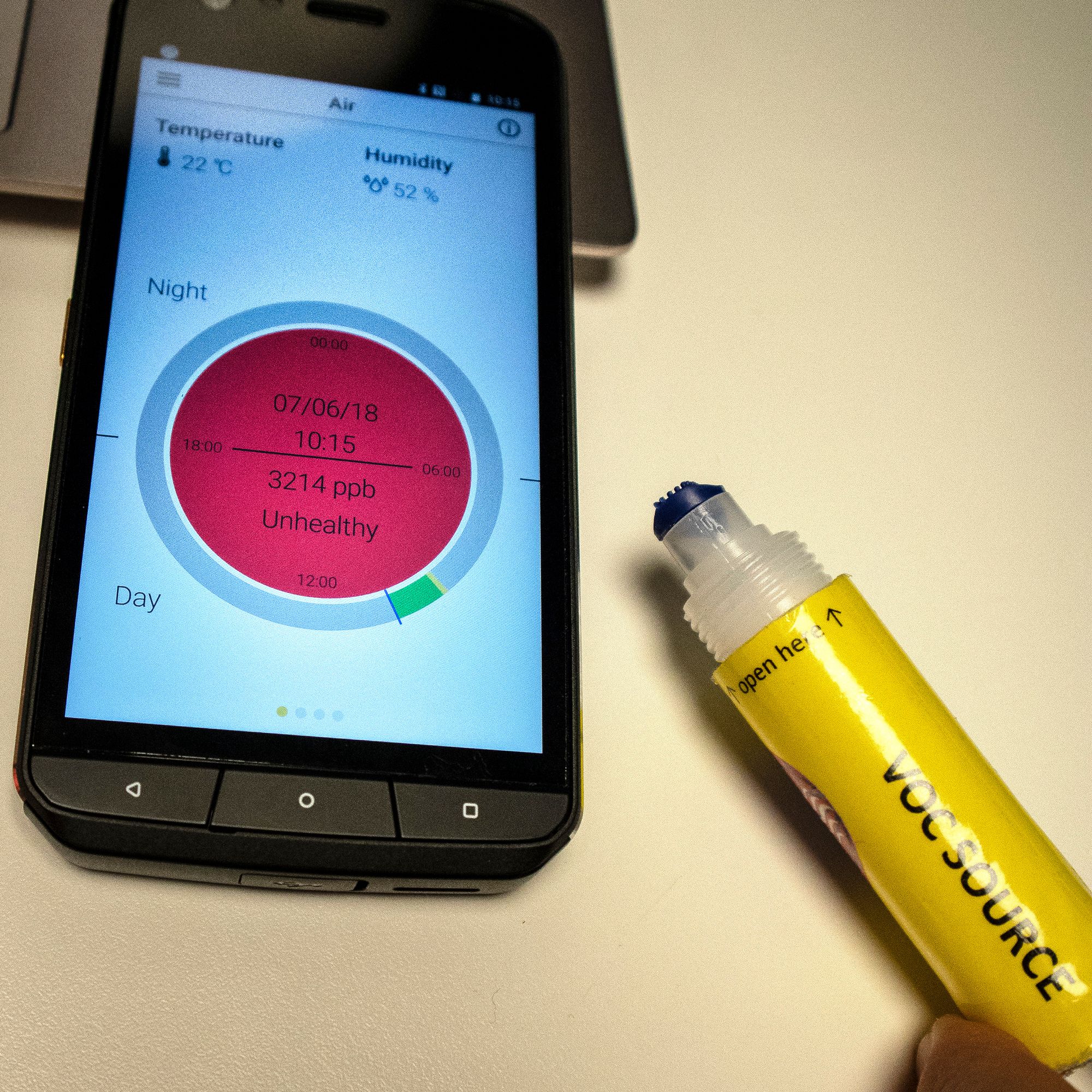 Vi har testet mobilen med termokamera, lasermåler og Vi har testet mobilen med termokamera, lasermåler og